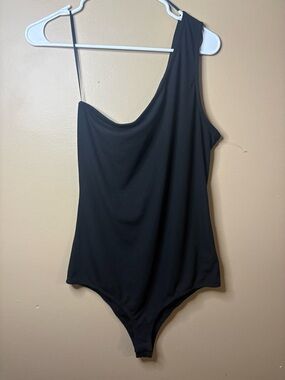 Gilli Black One-Shoulder Bodysuit